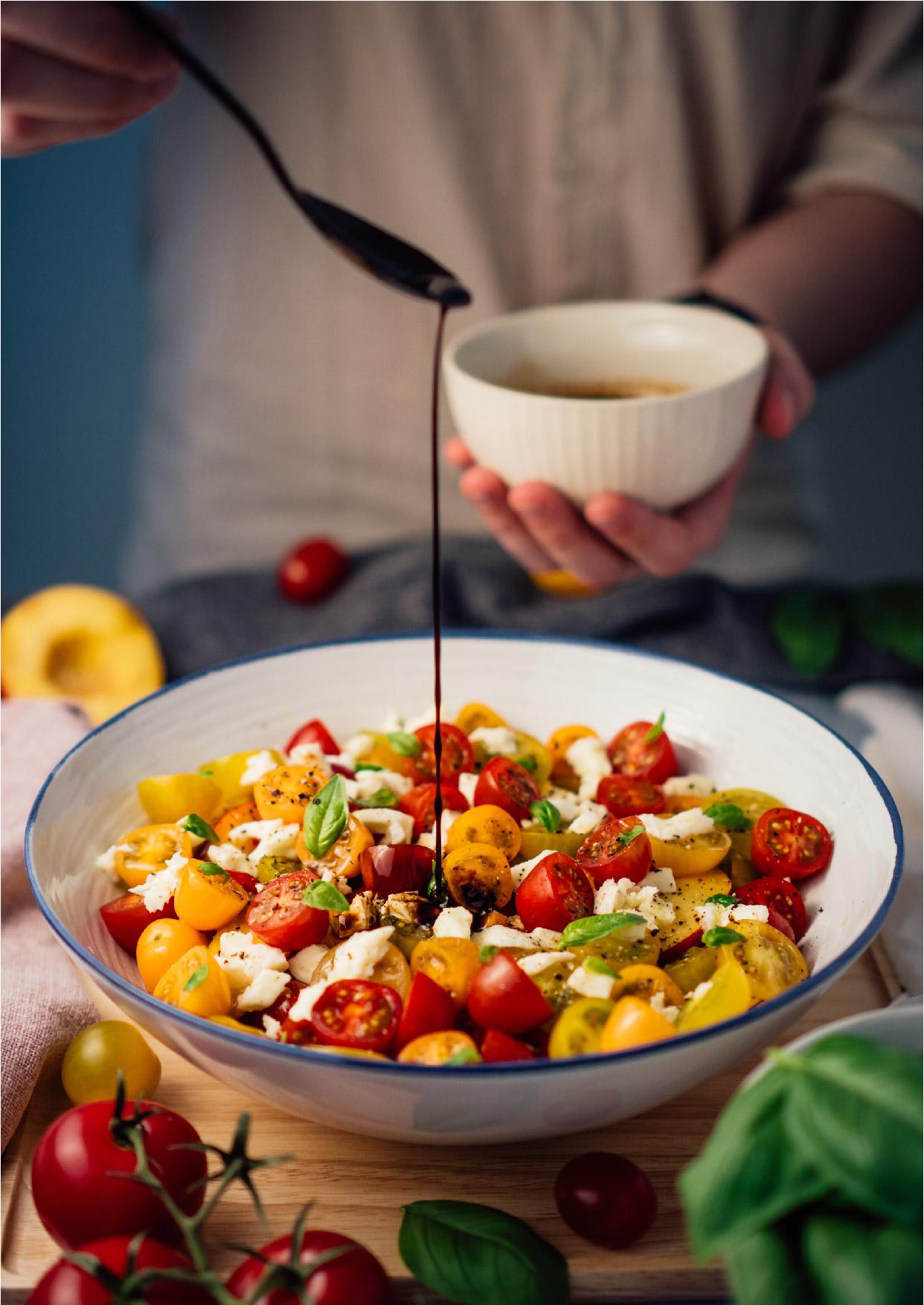 Aelia Luxury Suites Karterados  Exterior foto Balsamic vinegar being drizzled over a salad