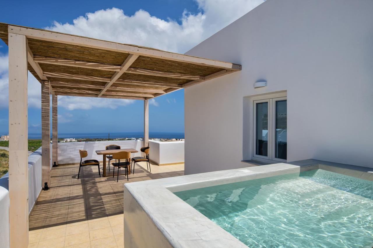 Aelia Luxury Suites Karterados  Exterior foto A private pool at a hotel in Greece