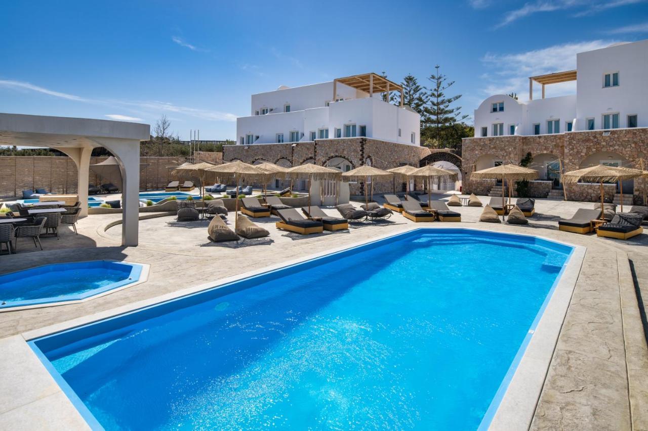 Aelia Luxury Suites Karterados  Exterior foto The hotel's swimming pool