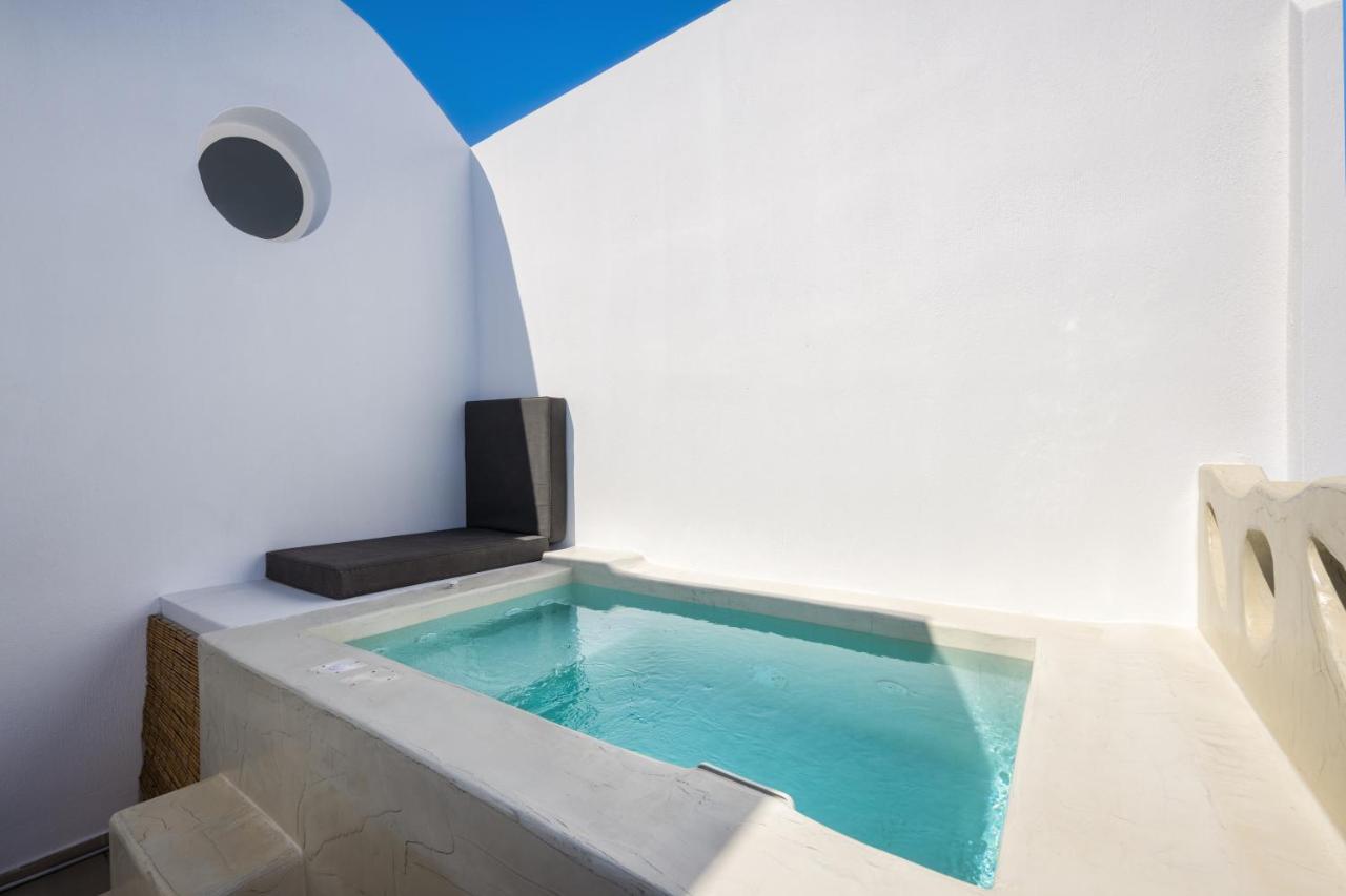 Aelia Luxury Suites Karterados  Exterior foto A private pool at a hotel in Santorini, Greece