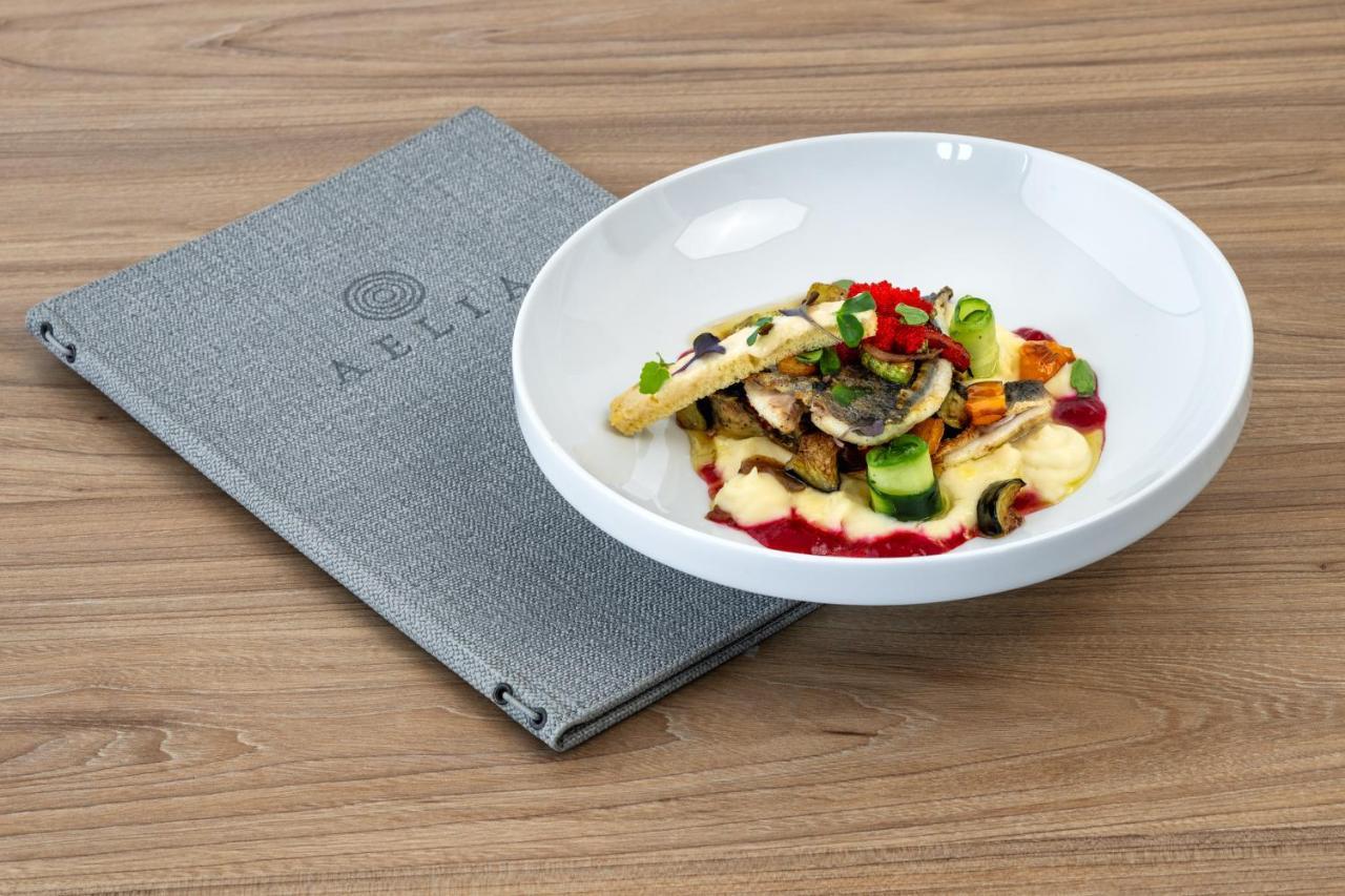 Aelia Luxury Suites Karterados  Exterior foto A dish from the restaurant